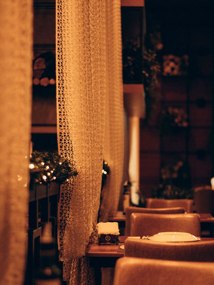 Comedor del restaurante con luz cálida