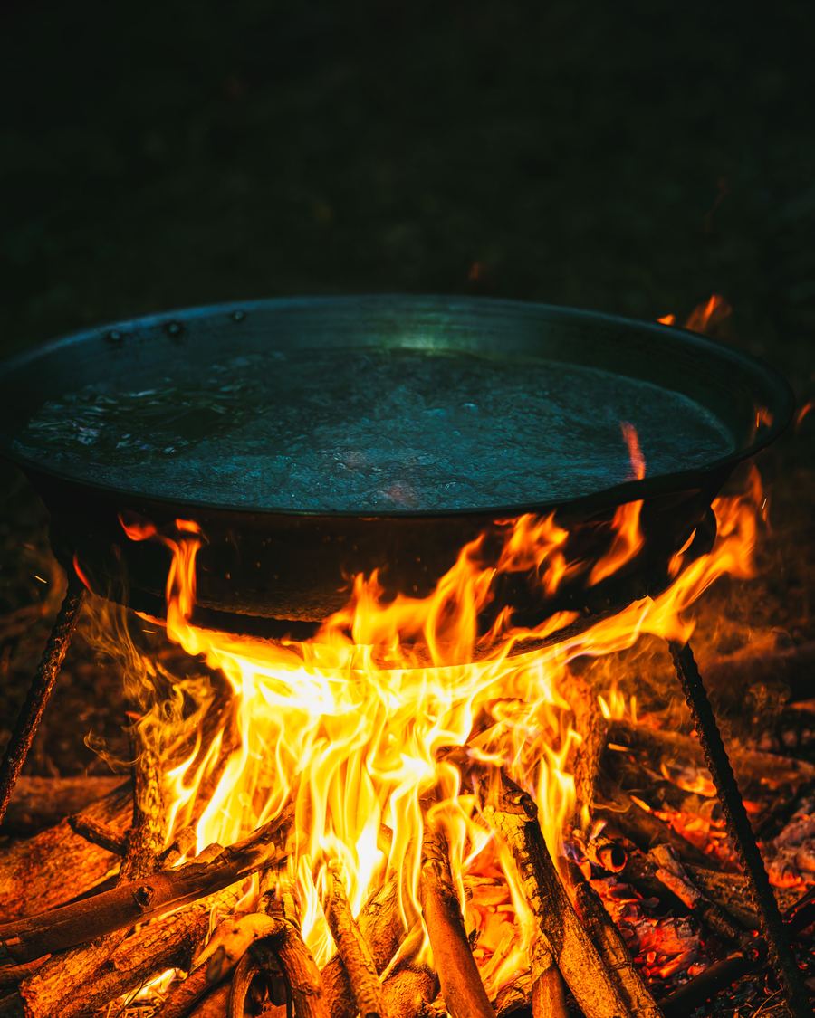 Paella cociéndose a fuego de leña