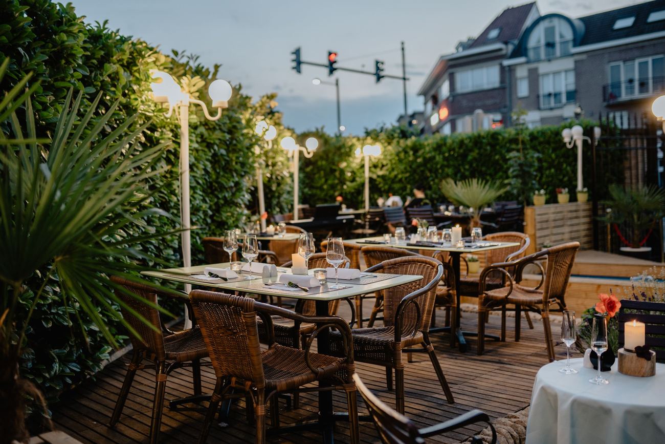Terraza del restaurante al atardecer