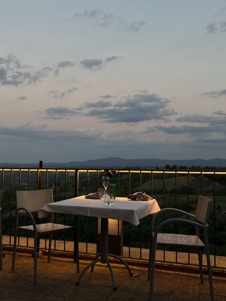 Mesa de la terraza con vistas